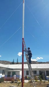 Instalando pararrayo en provincia